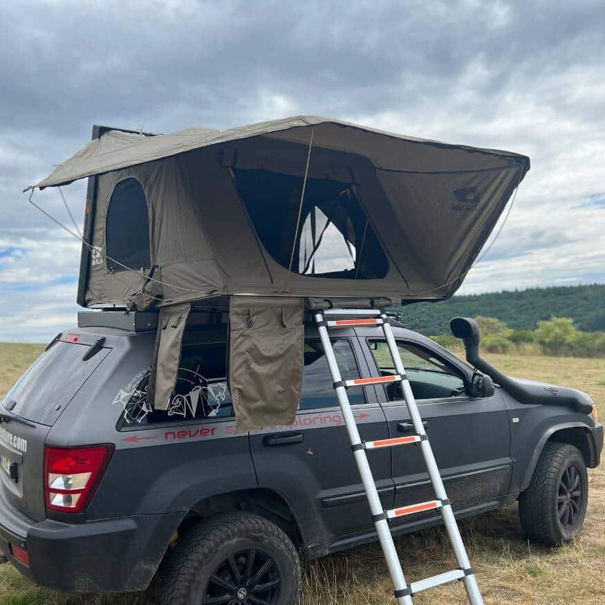 Femkes Alu Khosi hat eine robuste Aluminium-Riffelblech-Schale in schwarz. Somit ist dieses Dachzelt sehr gut geeignet für Offroadfahzeuge.
