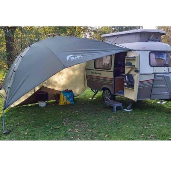 Femkes Skadu ist superpraktisch und kann sehr individuell genutzt werden. Ob als freistehendes Pavillon oder angelehnt am Fahrzeug